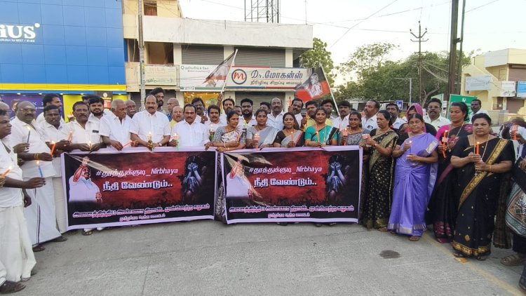 விளாத்திகுளம் அருகே, வேடநத்தம் மாணவி படுகொலை : அதிமுக முன்னாள் அமைச்சர் எஸ்.பி. சண்முகநாதன் தலைமையில் மெழுகுவர்த்தி ஏந்தி அஞ்சலி.