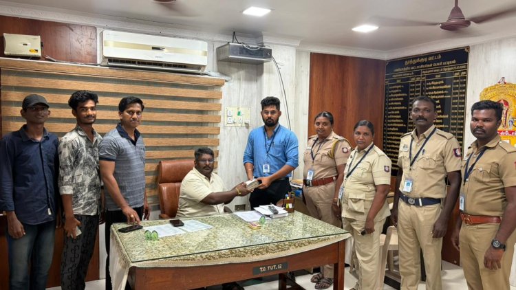 உரிய ஆவணங்கள் இன்றி எடுத்து வரப்பெற்ற ரூ.1, 18,600 யை தூத்துக்குடி வட்டாட்சியர் ஸ்டாலினிடம் ஒப்படைப்பு