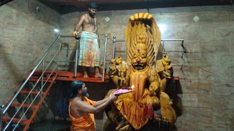 அமாவாசையை முன்னிட்டு ஸ்ரீபிரத்தியங்கிராதேவிக்கு பால் தயிர் மஞ்சள் இளநீர் சந்தனம் குங்குமம் தேன் உட்பட 16. வகையான அபிஷேகம் மற்றும் யாகம்