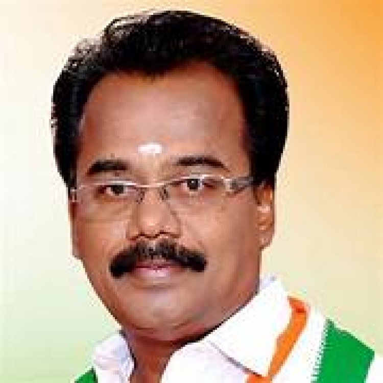 முன்னாள் அதிமுக அமைச்சர் சண்முகம் எம்.பி நிதானத்தில்தான் பேசுகிறாரா என்று தெரியவில்லை. அவர் நிதானத்தோடு இருந்திருந்தால் இது போன்ற கருத்துக்களை தெரிவித்திருக்க மாட்டார் நயனதாராவிடம் மன்னிப்பு கேட்க வேண்டும் காங்கிரஸ் முரளிதரன் அறிக்கை