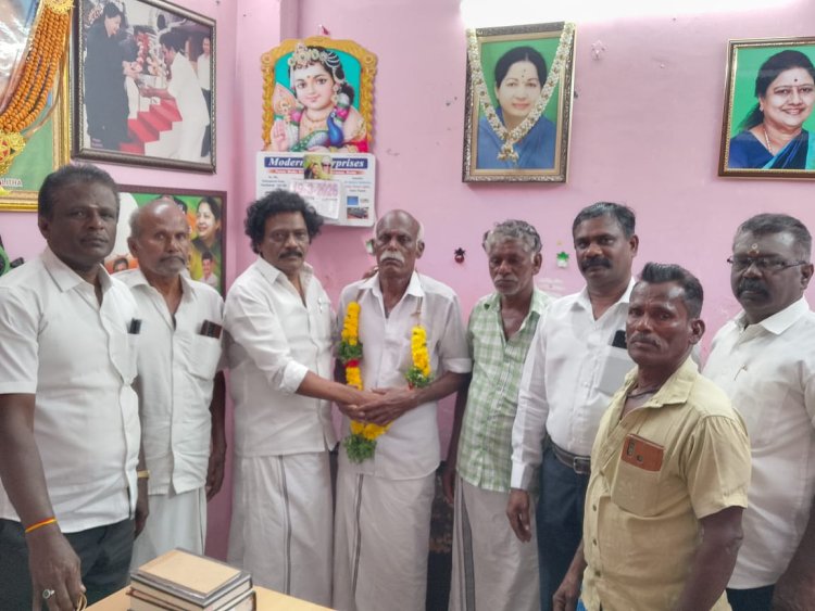 தூத்துக்குடியில் தினகரன் அணியிலிருந்து விலகி சசிகலா அணியில் இணைந்த நிா்வாகிகள்