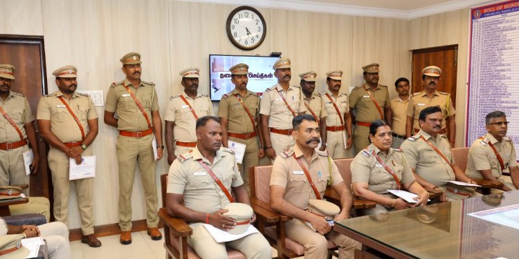 வேடநத்தம் மாணவி கொலை வழக்கில், குற்றவாளியைத் துரிதமாகக் கண்டறிந்து கைது செய்த 25 காவல்துறை அதிகாரிகளுக்குத் திருநெல்வேலி சரக டி.ஐ.ஜி சரவணன் பாராட்டு