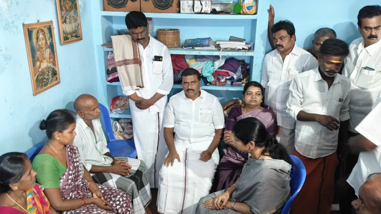 வேடநத்தம் கிராமத்தில் +2 மாணவி படுகொலை செய்யப்பட்டு உயிரிழந்தார். உயிரிழந்த மாணவியின் குடும்பத்தாரை இன்று தூத்துக்குடி பாராளுமன்ற உறுப்பினர்,திமுக துணைப் பொதுச் செயலாளர் கனிமொழி சந்திப்பு