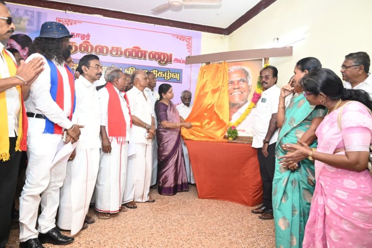 மறைந்த கம்யூனிஸ்ட் மூத்த தலைவர் நல்லகண்ணு படத்தை வடக்கு மாவட்ட திமுக செயலாளரும் சமூக நலன் மற்றும் மகளிர் உரிமைத் துறை அமைச்சருமான கீதா ஜீவன் திறந்து வைத்து பேசினார்