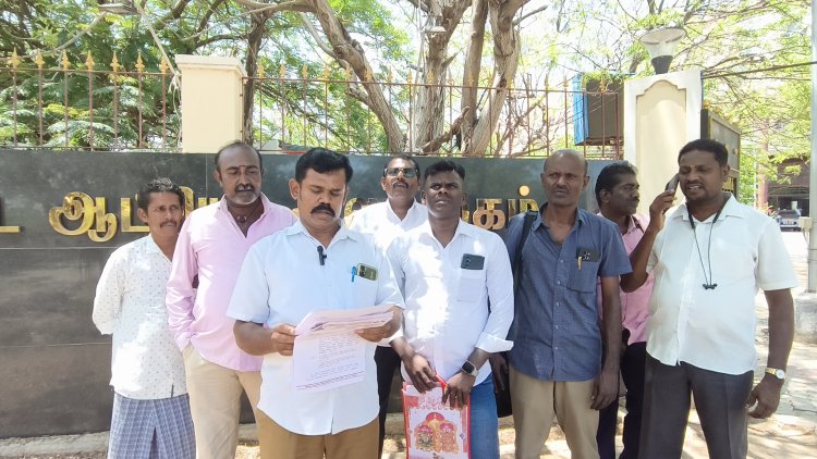 தேர்தல் நடத்தை விதிகள் படி அரசு அலுவலர்களை பணி மாற்றம் செய்ய தென்கரை குளப்பாசன திருநாவிருடையார்புரம் கிராம விவசாயிகள் சங்கம் சார்பில் மாவட்ட ஆட்சித் தலைவரும் மாவட்ட தேர்தல் அலுவலருமான இளம் பகவத்யிடம் புகார் மனு