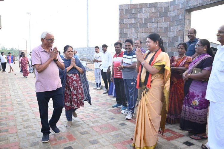 முத்துநகர் கடற்கரையில் தூத்துக்குடி தொகுதி திமுக வேட்பாளர் அமைச்சர் கீதாஜீவன் நடைபயிற்சி மேற்கொண்டவர்களிடம் வாக்கு சேகரித்தார்.