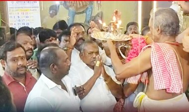 தூத்துக்குடி தெப்பக்குளம் மாரியம்மன் கோவிலில் சாமி தரிசனம் செய்த அதிமுக வேட்பாளர் சி.த. செல்லப்பாண்டியன்.