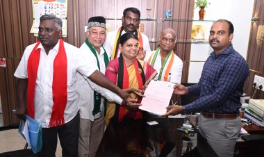 தூத்துக்குடி திமுக வேட்பாளர் அமைச்சர் கீதாஜீவன் ஊா்வலமாக சென்று வேட்புமனுதாக்கல் அனைத்து தரப்பினரும் கலந்து கொண்டு ஆரம்பமே அமா்களமானது