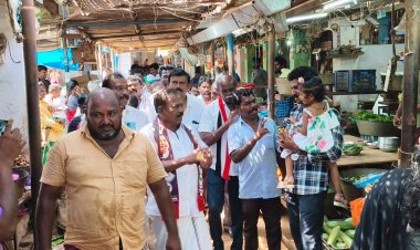 தூத்துக்குடியில் தொழிலாளியிடம் வாக்கு சேகாித்த முதலாளி சித.செல்லப்பாண்டியனுக்கு வியாபாாிகள் உற்சாகமாக வரவேற்றனா்.