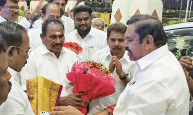 தூத்துக்குடி வாகைகுளம் விமான நிலையம் வருகை தந்த அதிமுக பொதுச்செயலாளரும் சட்டமன்ற எதிர்க்கட்சித் தலைவரும் முன்னாள் முதலமைச்சருமான எடப்பாடி பழனிசாமி அவர்களை தூத்துக்குடி தெற்கு மாவட்ட கழக செயலாளரும் முன்னாள் அமைச்சரும் ஸ்ரீவைகுண்டம் சட்டமன்ற தொகுதி வேட்பாளருமான எஸ்.பி. சண்முகநாதன் பூங்கொத்து வழங்கி வரவேற்றார்