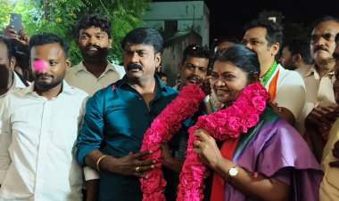 சுப்பையா புரத்தில் அமைச்சர் கீதா ஜீவனுக்கு பாரம்பரிய கலைகள் மாடு ஆட்டம், மயில் ஆட்டம், குதிரை ஆட்டம், மரக்கால் ஆட்டம், சிலம்பு ஆட்டம்,புலி ஆட்டம் உட்பட பல்வேறு கிராமிய கலைகளோடு அமைச்சர் கீதா ஜீவனுக்கு, வழக்கறிஞர் ஆனந்த கேபிரியல் ராஜ் சிறப்பு வரவேற்பு வழங்கினார்.