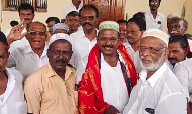 தூத்துக்குடி பள்ளிவாசலில் அதிமுக வேட்பாளர் சி.த.செல்லப்பாண்டியன் வாக்கு சேகாித்தாா்.