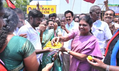 தமிழ்நாட்டுக்கு பாதிப்பை உருவாக்க இருந்த தொகுதி மறுவரையறை மசோதா தோல்வி தூத்துக்குடியில் அமைச்சா் கீதாஜீவன் தலைமையில் பட்டாசு வெடித்து இனிப்பு வழங்கி கொண்டாட்டம்