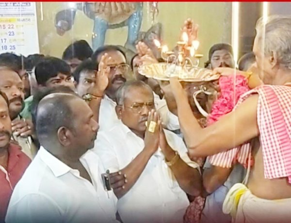 தூத்துக்குடி தெப்பக்குளம் மாரியம்மன் கோவிலில் சாமி தரிசனம் செய்த அதிமுக வேட்பாளர் சி.த. செல்லப்பாண்டியன்.