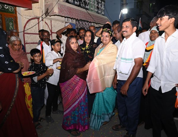 தமிழகத்தில் திமுக ஆட்சியில் நான்காயிரம் கோவில்களுக்கு திருப்பணிகள் நடைபெற்றுள்ளது. இரயில்வே துறை அகற்றிய விநாயகா் கோவிலில் அமைச்சர் கீதாஜீவன் சாமி தாிசனம் பூரண கும்ப வரவேற்பு