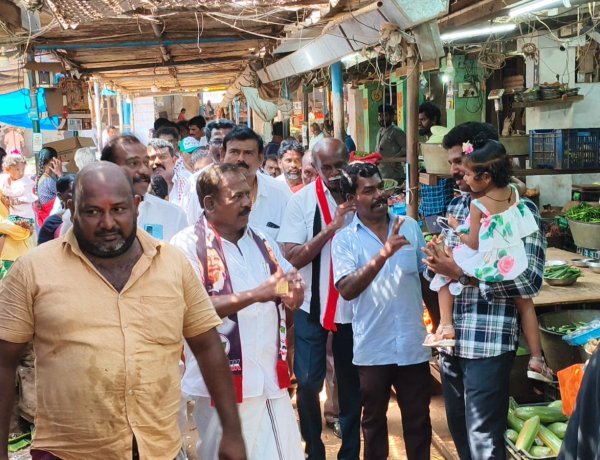 தூத்துக்குடியில் தொழிலாளியிடம் வாக்கு சேகாித்த முதலாளி சித.செல்லப்பாண்டியனுக்கு வியாபாாிகள் உற்சாகமாக வரவேற்றனா்.