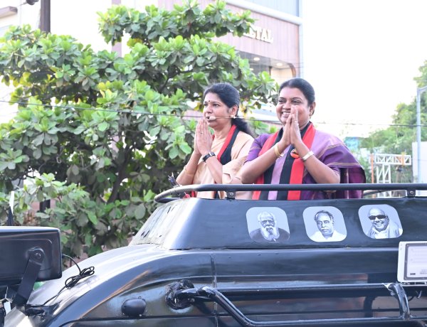 தூத்துக்குடி வட்டக்கோவில் அருகில் திமுக துணைப் பொதுச் செயலாளரும், நாடாளுமன்ற திமுக குழுத் தலைவருமான கனிமொழி எம்.பி தேர்தல் பிரச்சாரம் மேற்கொண்டு, பொதுமக்களிடம் உதயசூரியன் சின்னத்திற்கு வாக்குகள் சேகரித்தார்.