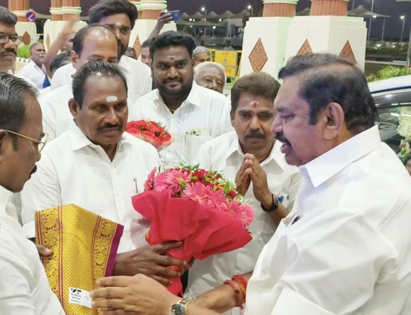 தூத்துக்குடி வாகைகுளம் விமான நிலையம் வருகை தந்த அதிமுக பொதுச்செயலாளரும் சட்டமன்ற எதிர்க்கட்சித் தலைவரும் முன்னாள் முதலமைச்சருமான எடப்பாடி பழனிசாமி அவர்களை தூத்துக்குடி தெற்கு மாவட்ட கழக செயலாளரும் முன்னாள் அமைச்சரும் ஸ்ரீவைகுண்டம் சட்டமன்ற தொகுதி வேட்பாளருமான எஸ்.பி. சண்முகநாதன் பூங்கொத்து வழங்கி வரவேற்றார்