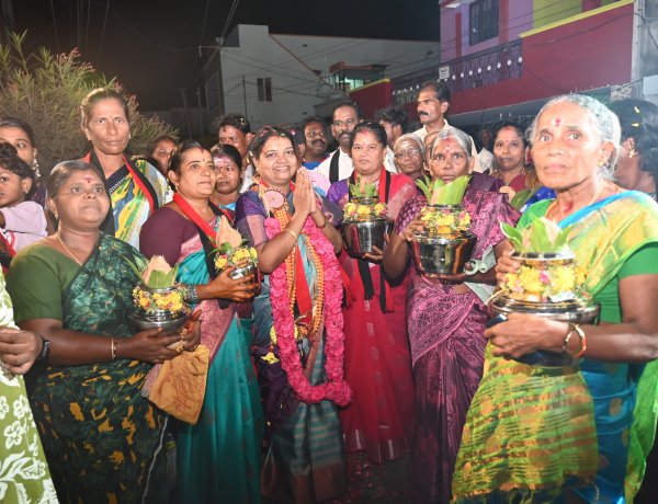 பொதுவாழ்க்கையில் இருக்கும் என்னை பொதுமக்கள் தொலைபேசி மற்றும் நோில் எந்த குறைகள் கூறினாலும் அதை தீா்த்து வைக்கும் இடத்தில் உங்களோடு இருக்கிறேன் பிரச்சாரத்தில் அமைச்சர் கீதாஜீவன் பேசினாா்