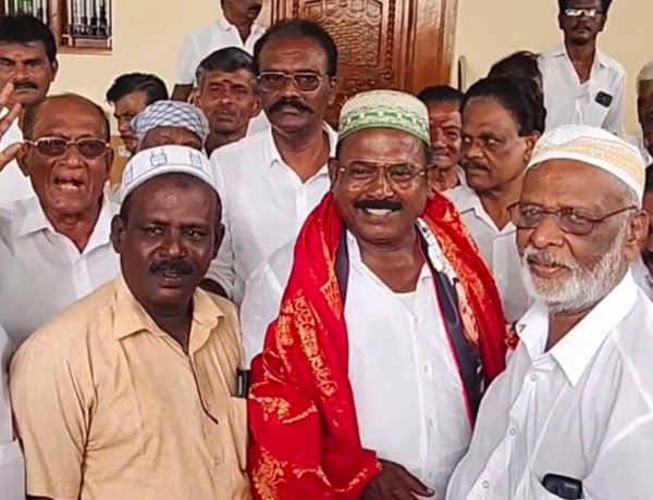 தூத்துக்குடி பள்ளிவாசலில் அதிமுக வேட்பாளர் சி.த.செல்லப்பாண்டியன் வாக்கு சேகாித்தாா்.