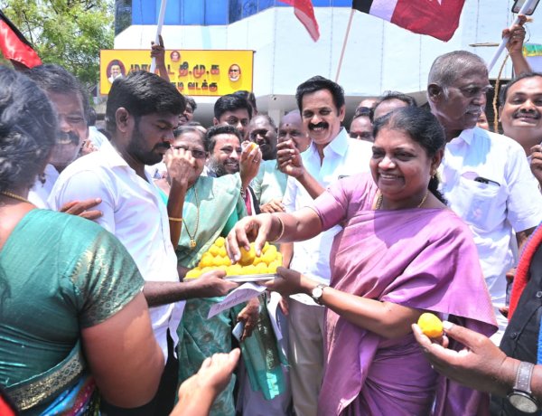 தமிழ்நாட்டுக்கு பாதிப்பை உருவாக்க இருந்த தொகுதி மறுவரையறை மசோதா தோல்வி தூத்துக்குடியில் அமைச்சா் கீதாஜீவன் தலைமையில் பட்டாசு வெடித்து இனிப்பு வழங்கி கொண்டாட்டம்