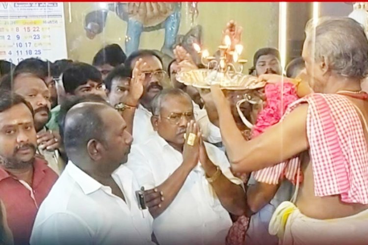 தூத்துக்குடி தெப்பக்குளம் மாரியம்மன் கோவிலில் சாமி தரிசனம் செய்த அதிமுக வேட்பாளர் சி.த. செல்லப்பாண்டியன்.