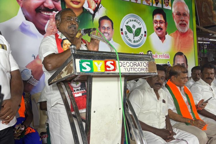 தூத்துக்குடி தொகுதியில் அதிமுக வேட்பாளர் சி.த.செல்லப்பாண்டியன் வாக்கு சேகாித்தாா்.