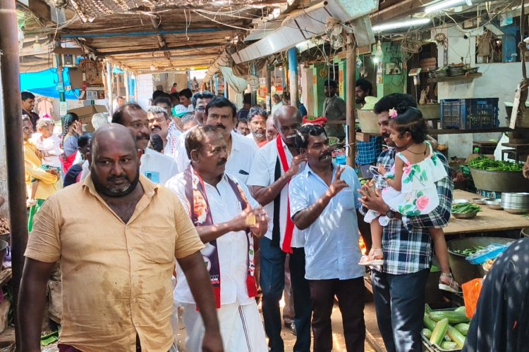 தூத்துக்குடியில் தொழிலாளியிடம் வாக்கு சேகாித்த முதலாளி சித.செல்லப்பாண்டியனுக்கு வியாபாாிகள் உற்சாகமாக வரவேற்றனா்.