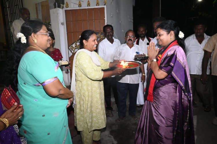 பங்காள தெருவில் பிரச்சாரத்தை துவக்கி ஜெயலாணி தெரு சண்முகபுரம் மரக்குடி தெரு மாதா கோவில் உள்ளிட்ட பல பகுதிகளில் பிரச்சாரத்தை மேற்கொண்ட அமைச்சர் கீதாஜீவன்