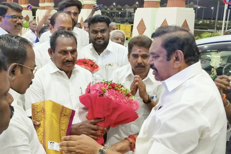 தூத்துக்குடி வாகைகுளம் விமான நிலையம் வருகை தந்த அதிமுக பொதுச்செயலாளரும் சட்டமன்ற எதிர்க்கட்சித் தலைவரும் முன்னாள் முதலமைச்சருமான எடப்பாடி பழனிசாமி அவர்களை தூத்துக்குடி தெற்கு மாவட்ட கழக செயலாளரும் முன்னாள் அமைச்சரும் ஸ்ரீவைகுண்டம் சட்டமன்ற தொகுதி வேட்பாளருமான எஸ்.பி. சண்முகநாதன் பூங்கொத்து வழங்கி வரவேற்றார்