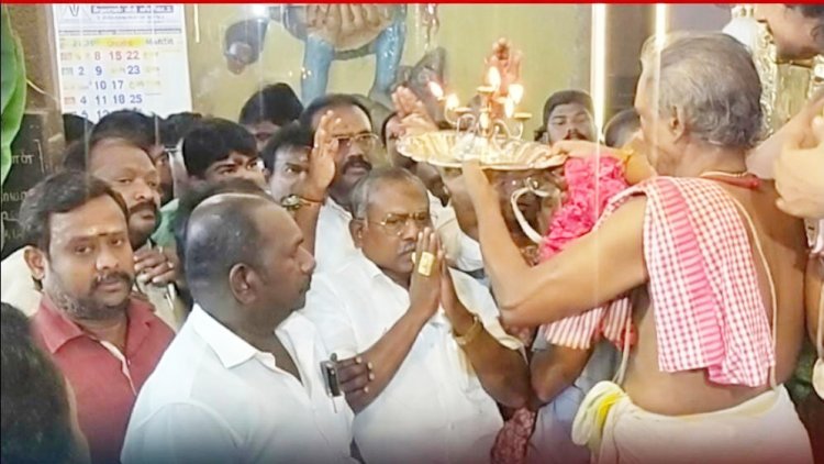 தூத்துக்குடி தெப்பக்குளம் மாரியம்மன் கோவிலில் சாமி தரிசனம் செய்த அதிமுக வேட்பாளர் சி.த. செல்லப்பாண்டியன்.