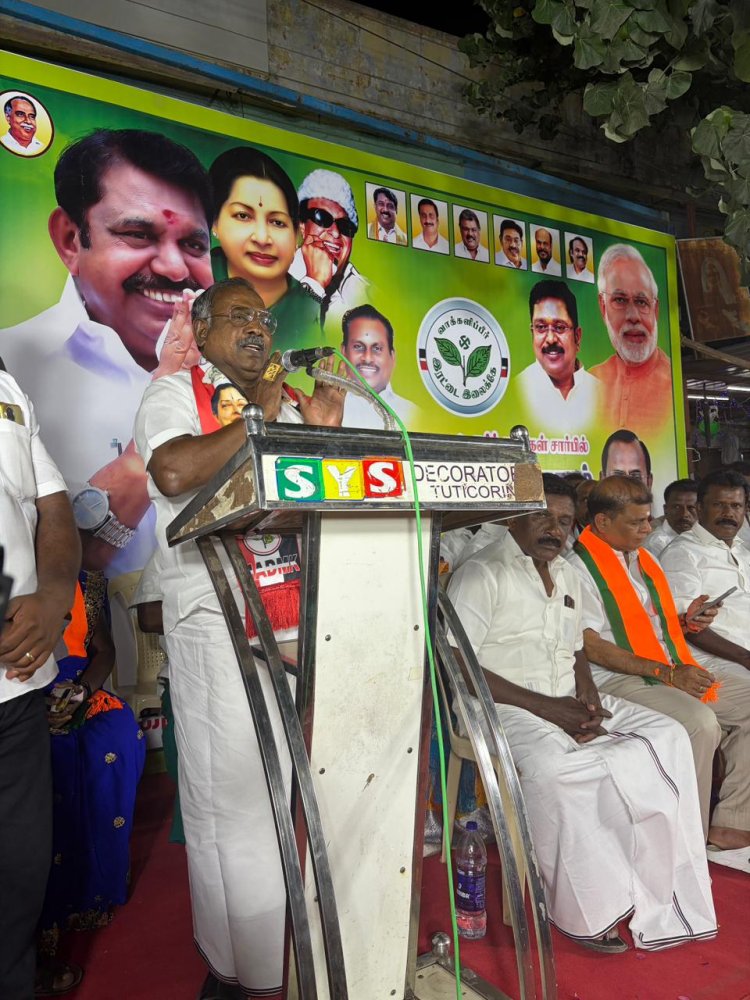 தூத்துக்குடி தொகுதியில் அதிமுக வேட்பாளர் சி.த.செல்லப்பாண்டியன் வாக்கு சேகாித்தாா்.