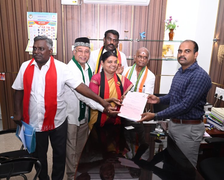 தூத்துக்குடி திமுக வேட்பாளர் அமைச்சர் கீதாஜீவன் ஊா்வலமாக சென்று வேட்புமனுதாக்கல் அனைத்து தரப்பினரும் கலந்து கொண்டு ஆரம்பமே அமா்களமானது