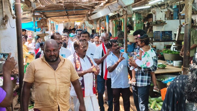 தூத்துக்குடியில் தொழிலாளியிடம் வாக்கு சேகாித்த முதலாளி சித.செல்லப்பாண்டியனுக்கு வியாபாாிகள் உற்சாகமாக வரவேற்றனா்.