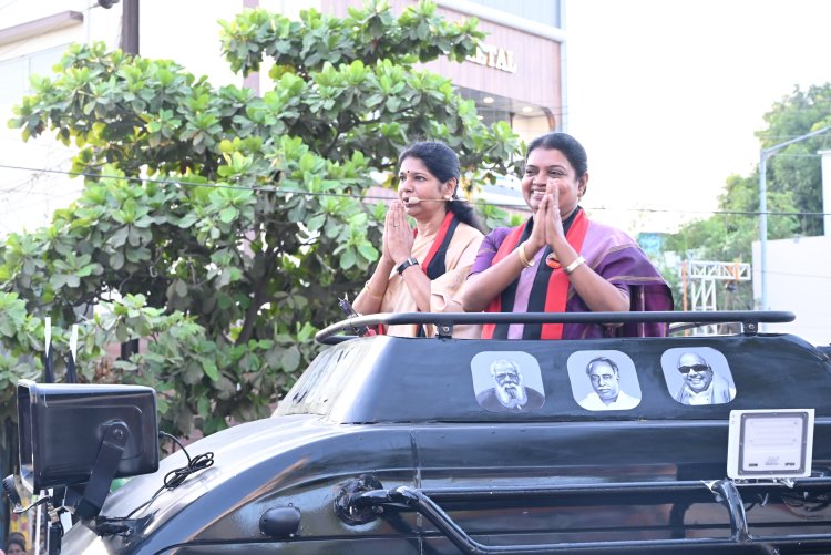 தூத்துக்குடி வட்டக்கோவில் அருகில் திமுக துணைப் பொதுச் செயலாளரும், நாடாளுமன்ற திமுக குழுத் தலைவருமான கனிமொழி எம்.பி தேர்தல் பிரச்சாரம் மேற்கொண்டு, பொதுமக்களிடம் உதயசூரியன் சின்னத்திற்கு வாக்குகள் சேகரித்தார்.