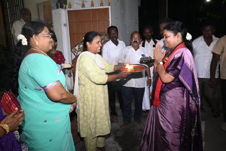 பங்காள தெருவில் பிரச்சாரத்தை துவக்கி ஜெயலாணி தெரு சண்முகபுரம் மரக்குடி தெரு மாதா கோவில் உள்ளிட்ட பல பகுதிகளில் பிரச்சாரத்தை மேற்கொண்ட அமைச்சர் கீதாஜீவன்