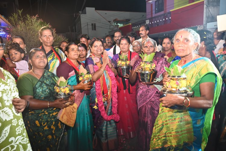 பொதுவாழ்க்கையில் இருக்கும் என்னை பொதுமக்கள் தொலைபேசி மற்றும் நோில் எந்த குறைகள் கூறினாலும் அதை தீா்த்து வைக்கும் இடத்தில் உங்களோடு இருக்கிறேன் பிரச்சாரத்தில் அமைச்சர் கீதாஜீவன் பேசினாா்