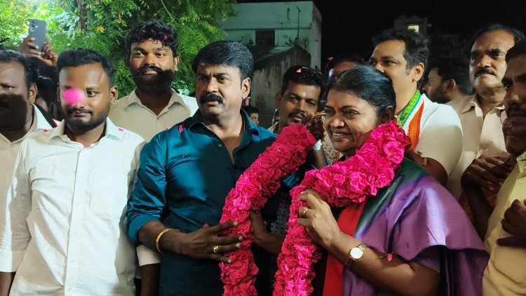 சுப்பையா புரத்தில் அமைச்சர் கீதா ஜீவனுக்கு பாரம்பரிய கலைகள் மாடு ஆட்டம், மயில் ஆட்டம், குதிரை ஆட்டம், மரக்கால் ஆட்டம், சிலம்பு ஆட்டம்,புலி ஆட்டம் உட்பட பல்வேறு கிராமிய கலைகளோடு அமைச்சர் கீதா ஜீவனுக்கு, வழக்கறிஞர் ஆனந்த கேபிரியல் ராஜ் சிறப்பு வரவேற்பு வழங்கினார்.