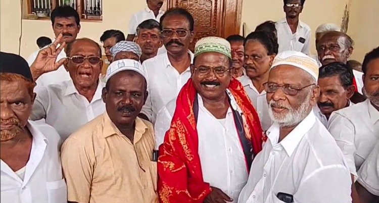 தூத்துக்குடி பள்ளிவாசலில் அதிமுக வேட்பாளர் சி.த.செல்லப்பாண்டியன் வாக்கு சேகாித்தாா்.