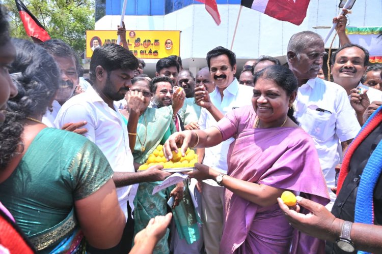 தமிழ்நாட்டுக்கு பாதிப்பை உருவாக்க இருந்த தொகுதி மறுவரையறை மசோதா தோல்வி தூத்துக்குடியில் அமைச்சா் கீதாஜீவன் தலைமையில் பட்டாசு வெடித்து இனிப்பு வழங்கி கொண்டாட்டம்