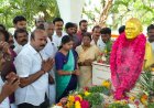 திமுக முன்னாள் செயலாளர் பெரியசாமியின் 9ம் ஆண்டு நினைவு தினத்தை முன்னிட்டு முன்னாள் அமைச்சர்கள் கீதாஜீவன், அனிதா ராதாகிருஷ்ணன், மேயர் ஜெகன் பெரியசாமி, எம்.எல்.ஏக்கள் மார்க்கன்டேயன், கருணாநிதி, மலர் அஞ்சலி செலுத்தினார்கள்.