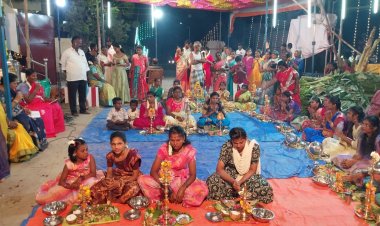 தூத்துக்குடி மில்லா்புரம் பா்மாகாலணி முனீஸ்வரா் கோவிலில் திருவிளக்குபூஜை நடைபெற்றது.