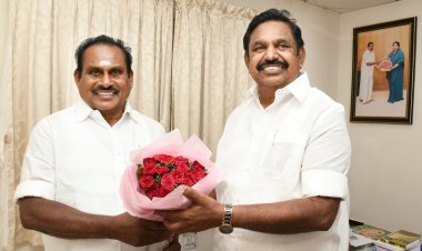 அதிமுக பொதுச்செயலாளரும் முன்னாள் முதலமைச்சருமான எடப்பாடி பழனிசாமி பிறந்த நாளையொட்டி சென்னை இல்லத்தில் தூத்துக்குடி தெற்கு மாவட்ட அதிமுக செயலாளரும் முன்னாள் அமைச்சருமான எஸ்.பி. சண்முகநாதன் சந்தித்து பூங்கொத்து வழங்கி பிறந்தநாள் வாழ்த்து