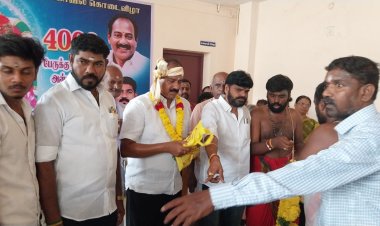 தூத்துக்குடி முத்தாரம்மன் கோவில் கொடை விழாவை முன்னிட்டு அன்னதானத்தை சுதாகா் தொடங்கி வைத்தாா்.
