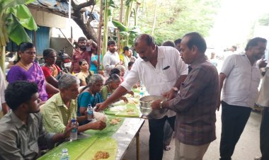 தூத்துக்குடி செல்வவிநாயகபுரம் பத்திரகாளியம்மன் கோவில் கொடை விழாவை முன்னிட்டு மேயா் ஜெகன் பொியசாமி அன்னதானத்தை தொடங்கி வைத்தாா்.