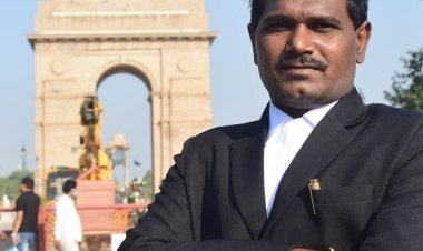 தூத்துக்குடியில் விபத்துக்களை ஏற்படுத்தும் டிஜிட்டல் பேனா் அகற்ற கோாி மாநகர காவல் துணை கண்காணிப்பாளா் சுனலிடம் வக்கீல் சீனிவாசன் புகாா் மனு
