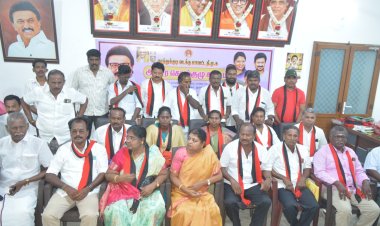 தூத்துக்குடியில் காங்கிரஸ் கவுன்சிலா்கள் முன்னாள் மாவட்ட தலைவர் முரளிதரன் காங்கிரஸ் கட்சியிலிருந்து விலகி முன்னாள் அமைச்சர் கீதாஜீவன் முன்னிலையில் 50 பேர் திமுகவில் இணைந்தனர்.