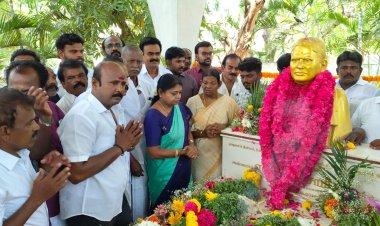 திமுக முன்னாள் செயலாளர் பெரியசாமியின் 9ம் ஆண்டு நினைவு தினத்தை முன்னிட்டு முன்னாள் அமைச்சர்கள் கீதாஜீவன், அனிதா ராதாகிருஷ்ணன், மேயர் ஜெகன் பெரியசாமி, எம்.எல்.ஏக்கள் மார்க்கன்டேயன், கருணாநிதி, மலர் அஞ்சலி செலுத்தினார்கள்.