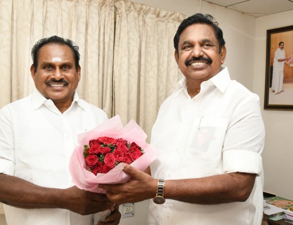 அதிமுக பொதுச்செயலாளரும் முன்னாள் முதலமைச்சருமான எடப்பாடி பழனிசாமி பிறந்த நாளையொட்டி சென்னை இல்லத்தில் தூத்துக்குடி தெற்கு மாவட்ட அதிமுக செயலாளரும் முன்னாள் அமைச்சருமான எஸ்.பி. சண்முகநாதன் சந்தித்து பூங்கொத்து வழங்கி பிறந்தநாள் வாழ்த்து