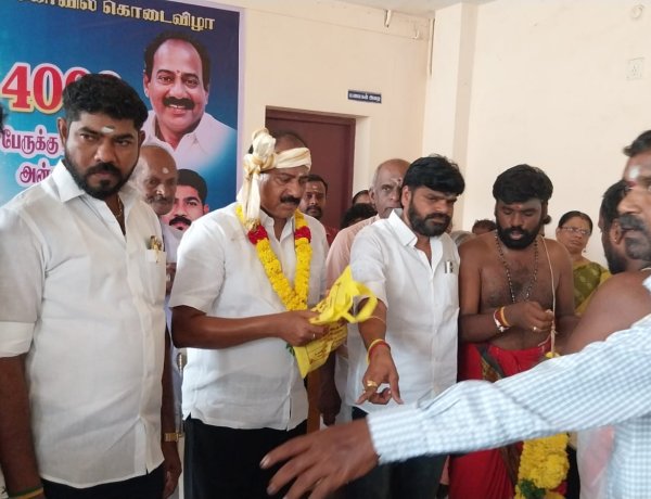தூத்துக்குடி முத்தாரம்மன் கோவில் கொடை விழாவை முன்னிட்டு அன்னதானத்தை சுதாகா் தொடங்கி வைத்தாா்.